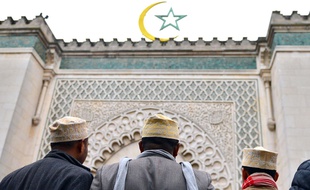 Illustration de musulmans devant la Grande Mosquée de Paris, le 26 octobre 2012.