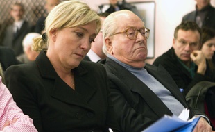 La présidente du FN Marine Le Pen et Jean-Marie Le Pen, le 21 février 2012 à Paris.