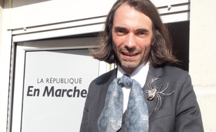 Orsay, le 31 mars 2017. Cédric Villani devant son QG de campagne en Essonne.