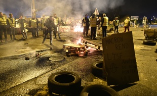 Les «gilets jaunes» bloquent un dépôt pétrolier, ici au Mans fin décembre 2018.