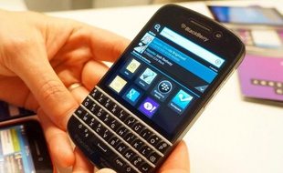 Face à son aîné, le tout-tactile Z10, le Blackberry Q10 revient aux fondamentaux de la marque avec un clavier physique.