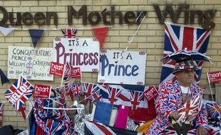 Les fans font le le pied de grue devant le St Mary's Hospital où Kate Middleton pourrait accoucher, le 22 avril 2015