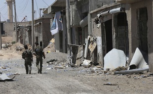 Des combattants des Forces démocratiques syriennes dans l'est de Raqqa, le 26 juillet 2017.