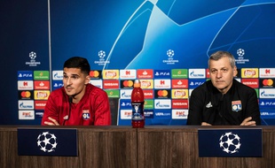 Houssem Aouar et Bruno Genesio, ici dans l'auditorium du Parc OL ce lundi, à la veille du 8e de finale aller de Ligue des champions contre le Barça. JEFF PACHOUD