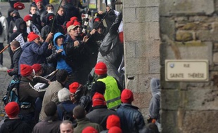 La manifestation de Quimper contre l'écotaxe et pour l'emploi en Bretagne face à une cascade de plans sociaux, qui a rassemblé samedi entre 15.000 et 30.000 manifestants à bonnets rouges, a donné lieu à des échauffourées qui ont peu à peu pris fin dans la soirée.