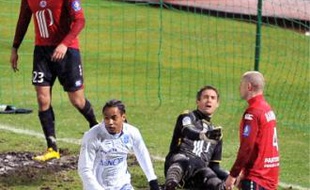 Contout (au centre) double la marque en profitant d'une bourde d'Adil Rami (à gauche).