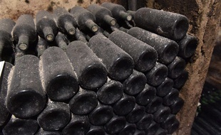 Les vins rouges se conservent plus longtemps que les blancs.