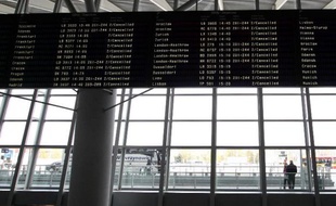 Panneaux d'affichage de vol à l'aéroport international de Varsovie, le 16 avril 2010