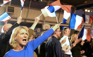 Des partisans de Marion Marechal Le Pen fêtent les résultats du premier tour au pontet le 6 décembre 2015