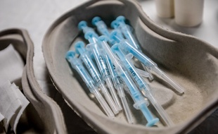 Des seringues du vaccin AstraZeneca (illustration).