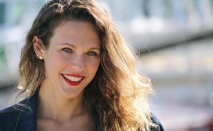La chanteuse Lorie, 36 ans, demande au président de la République d'autoriser la congélation préventive d'ovocytes aux femmes atteintes d'endométriose.