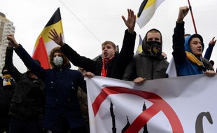 Des milliers de nationalistes russes ont défilé lundi à Moscou lors d'une manifestation annuelle contre la présence d'immigrés d'ex-républiques soviétiques, sur fond de tensions après les récentes émeutes provoquées par le meurtre d'un Russe tué par un Azerbaïdjanais.