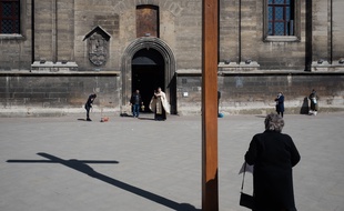 Une célébration en plein-air en Ukraine pendant les fêtes de la Pâques orthodoxe le 21 avril 2020.