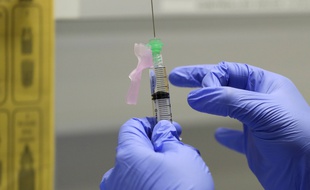 Un test à Londres d'un vaccin contre le Covid-19, le 5 août 2020.