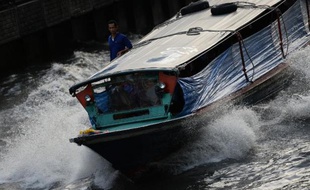 Tous les matins, pour se rendre à l'université, Pam saute à bord d'un "khlong boat", ces bateaux qui filent sur le grand canal traversant Bangkok, comme des dizaines de milliers d'habitants de la capitale thaïlandaise, chaque jour un peu plus engorgée par les embouteillages.
