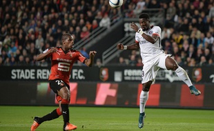 Serge Aurier (à droite) lors de Rennes-PSG le 30 octobre 2015.