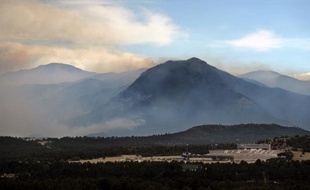 L'incendie qui fait rage près de Colorado Springs (ouest des Etats-Unis) a détruit "des centaines de maisons", a déclaré jeudi le maire de la ville, alors que les pompiers espèrent qu'une météo plus clémente les aidera dans leur combat contre les flammes.