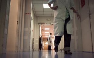 Sept organisations syndicales de médecins hospitaliers devaient signer lundi un "accord-cadre" avec le ministre de la Santé, qui règle notamment l'épineuse question des 2,1 millions de journées de RTT accumulées depuis dix ans.
