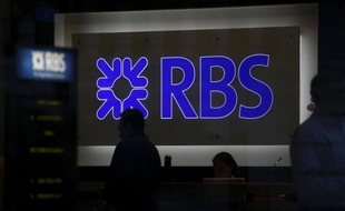 People walk past the Royal Bank of Scotland building in London on January 30, 2012. The chief executive of Britain's state-rescued Royal Bank of Scotland has bowed to intense political pressure and waived his annual bonus worth almost 1.0 million British pounds, the lender said on January 30, 2012. AFP PHOTO / JUSTIN TALLIS