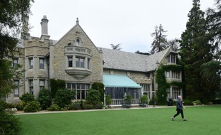 La Playboy Mansion, la demeure aux fêtes légendaires orchestrées par le patron et fondateur du magazine érotique Hugh Hefner, a été vendue à un homme d'affaires américain, fils d'un milliardaire