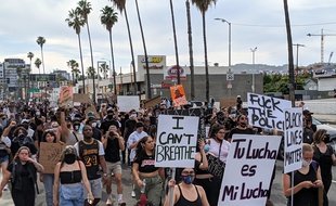 Plusieurs milliers de personnes ont manifesté à Los Angeles contre les violences policières et le racisme, le 2 juin 2020.