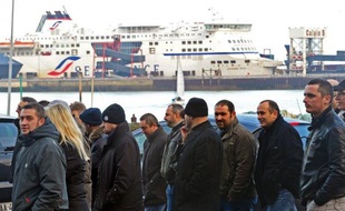 La SNCF, dont la filiale déficitaire SeaFrance a été liquidée lundi, va publier mercredi sur un site internet 500 propositions d'emplois, a déclaré à l'AFP le ministre des Transports, Thierry Mariani.