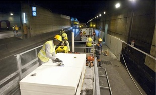 La semaine dernière, des ouvriers et électriciens équipaient le tunnel de la Défense.