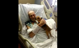 Capture d'écarn d'une vidéo montrant les retrouvailles entre James Wathen, 73 ans, et Bubba, son chihuhaha, à l'hôpital Baptist Health Corbin, dans le Kentucky, aux Etats-Unis.