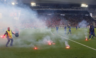 Des fumigènes sur la pelouse de Saint-Etienne lors du match entre la Croatie et la République tchèque le 17 juin 2016.