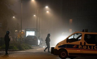 Neuf personnes ont été mises en examen et huit autres étaient en cours de défèrement devant un juge d'instruction vendredi dans le cadre d'une enquête sur un vaste trafic de stupéfiants à Lille, qui alimentait environ 500 consommateurs de l'agglomération et au-delà, a annoncé la police.