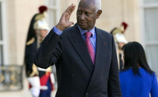 L'ancien président sénégalais Abdou Diouf quitte le palais de l'Elysée le 10 septembre 2014