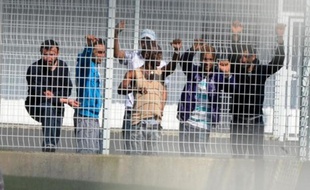 Promiscuité, oisiveté, anxiété: tel est le lot des "retenus", ces migrants en transit au centre de rétention administrative (CRA) de Nice, visité pour la première fois mardi par une élue PS et exceptionnellement par deux journalistes, dont une de l'AFP.