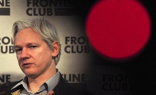 Julian Assange a provoqué un nouveau coup de théâtre en se réfugiant mardi à Londres à l'ambassade d'Equateur, pays à qui il demande l'asile politique après avoir épuisé en 18 mois de bataille juridique tous ses recours au Royaume-Uni pour échapper à une extradition en Suède.