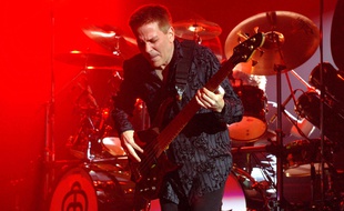Le bassiste Mike Porcaro lors d'un concert de Toto à Londres en 2006.