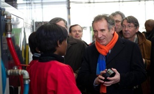 Le candidat centriste François Bayrou a estimé dimanche que le ralliement du président du nouveau Centre Hervé Morin et de Christine Boutin à Nicolas Sarkozy après son retrait de la course à l'Elysée revenait à dire "zéro+zéro égale la tête de toto", en allusion à leur score dans les sondages.