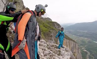 Lze parachute du base-jumper ne s'est pas ouvert (illustration)