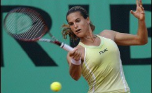 Après trois jours de grisaille et de froid, le soleil revenu sur Paris a donné de l'énergie à Amélie Mauresmo, qualifiée pour les huitièmes de finale du tournoi de tennis de Roland-Garros après une agréable balade d'une heure vingt face à la Serbe Jelena Jankovic.