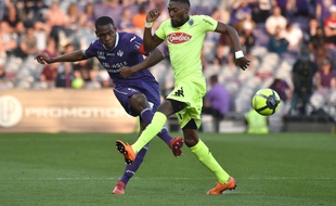 Issa Diop, le capitaine du TFC, face à l'Angevin Karl Toko Ekambi, le 21 avril 2018 au Stadium de Toulouse.