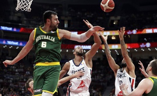 Le pivot australien Andrew Bogut face à la France