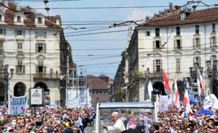 Le pape François salue la foule après avoir conduit la messe à Turin,le 21 juin 2015