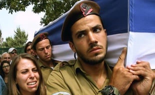 Des proches de Tal Yifrach un soldat israélien tué lors des combats à Gaza, escortent son cercueil le 22 juillet 2014, au cimetière de Rishon Letzion