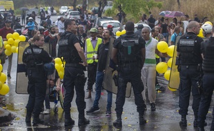 Des heurts ont éclaté entre manifestants et forces de l'ordre près de l'aéroport de Saint-Denis, à la Réunion, en marge de la visite d'Emmanuel Macron, le 23 octobre 2019.