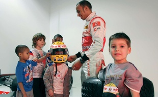 Lewis Hamilton et quelques jeunes fans, époque McLaren.