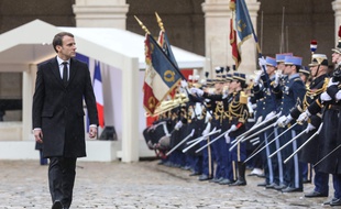 Emmanuel Macron passe en revue les troupes de la Garde républicaine lors de l'hommage national au colonel Arnaud Beltrame, le 28 mars 2018.
