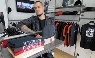 Nils Bert dans sa boutique Octobre Noir, située rue du Puits Mauger à Rennes.