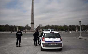Des policiers, place de la Concorde, à Paris, effectuant des contrôles