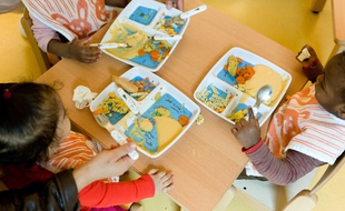 Illustration d'enfants dans une crèche à Paris.
