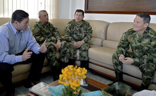 Photo publiée par le ministère de la Défense colombien montrant le ministre Juan Carlos Pinzon (g), le commandant des forces armées Juan Pablo Rodriguez (2e à d), le général d'armée Jaime Alfonso Lasprilla (2e à d) et le général de brigade Ruben Alzate (d), à Medellin, le 30 novembre 2014