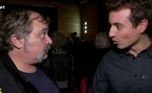 Hugo Clément (à dr.) a été bousculé par un homme alors qu'il effectuait un duplex dans «Quotidien» en direct du meeting de Manuel Valls à Audincourt (Doubs), le 7 décembre 2016.