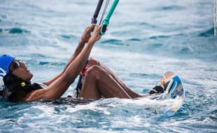 Barack Obama en pleine séance de kitesurf.